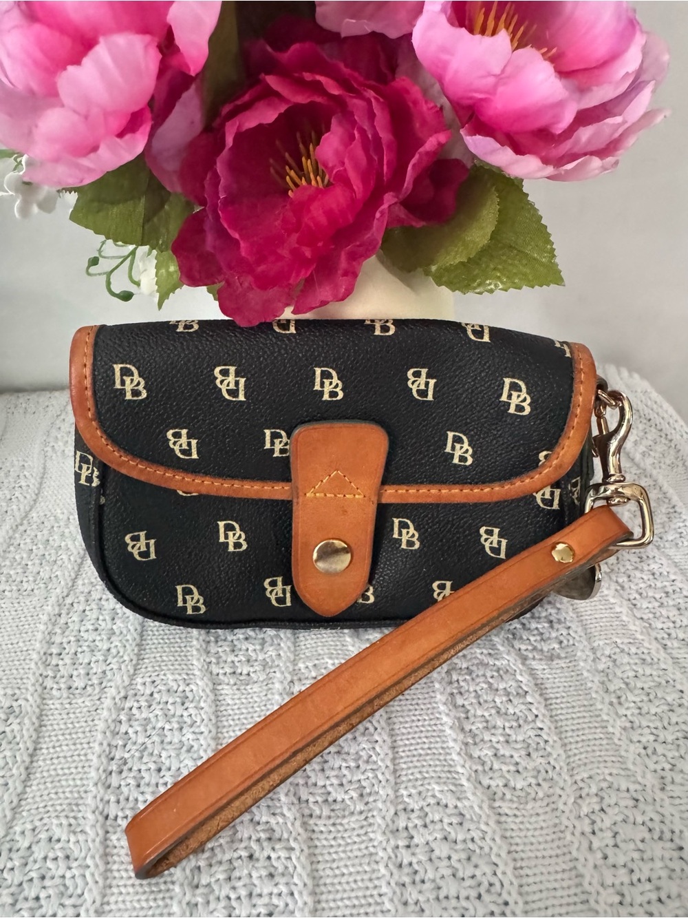 Dooney & Bourke EUC signature black/tan wristlet